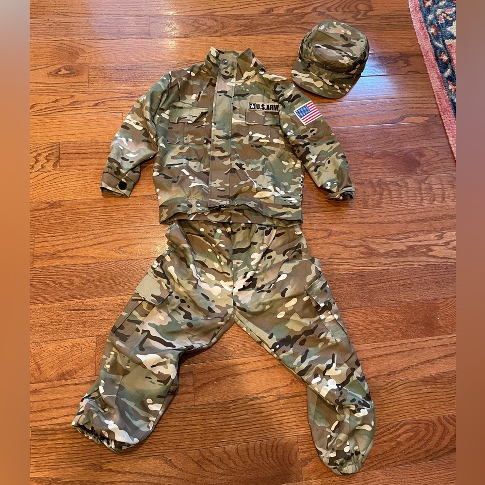 Boys Army costume. Size Medium. Fits 5-6 year old